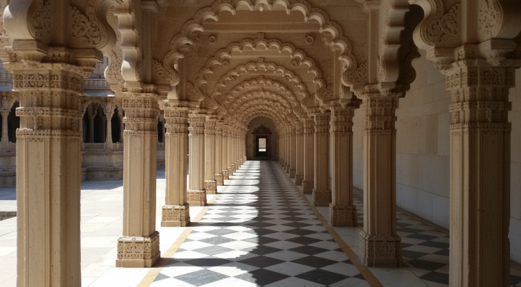 What Makes Hatheesing Jain Temple Sacred for Devotees